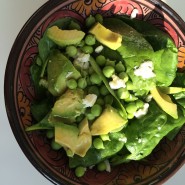 Spinatsalat med avocado og friske ærter