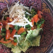 Fyldt pasta med asparges, tomat og parmesan